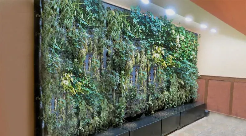 Living plant wall with substrate modules, plant lighting and a technical tray