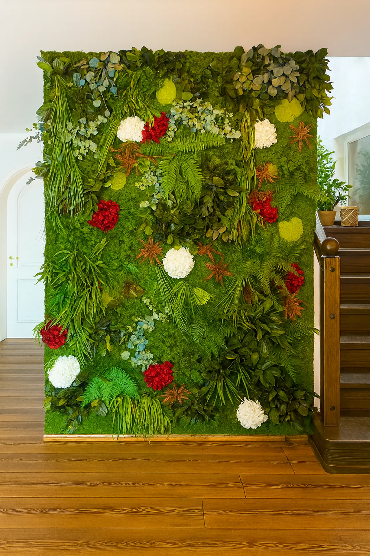 Flower Wall: A modern room installation featuring preserved flowers — Wall greenery by MOOSMOOS