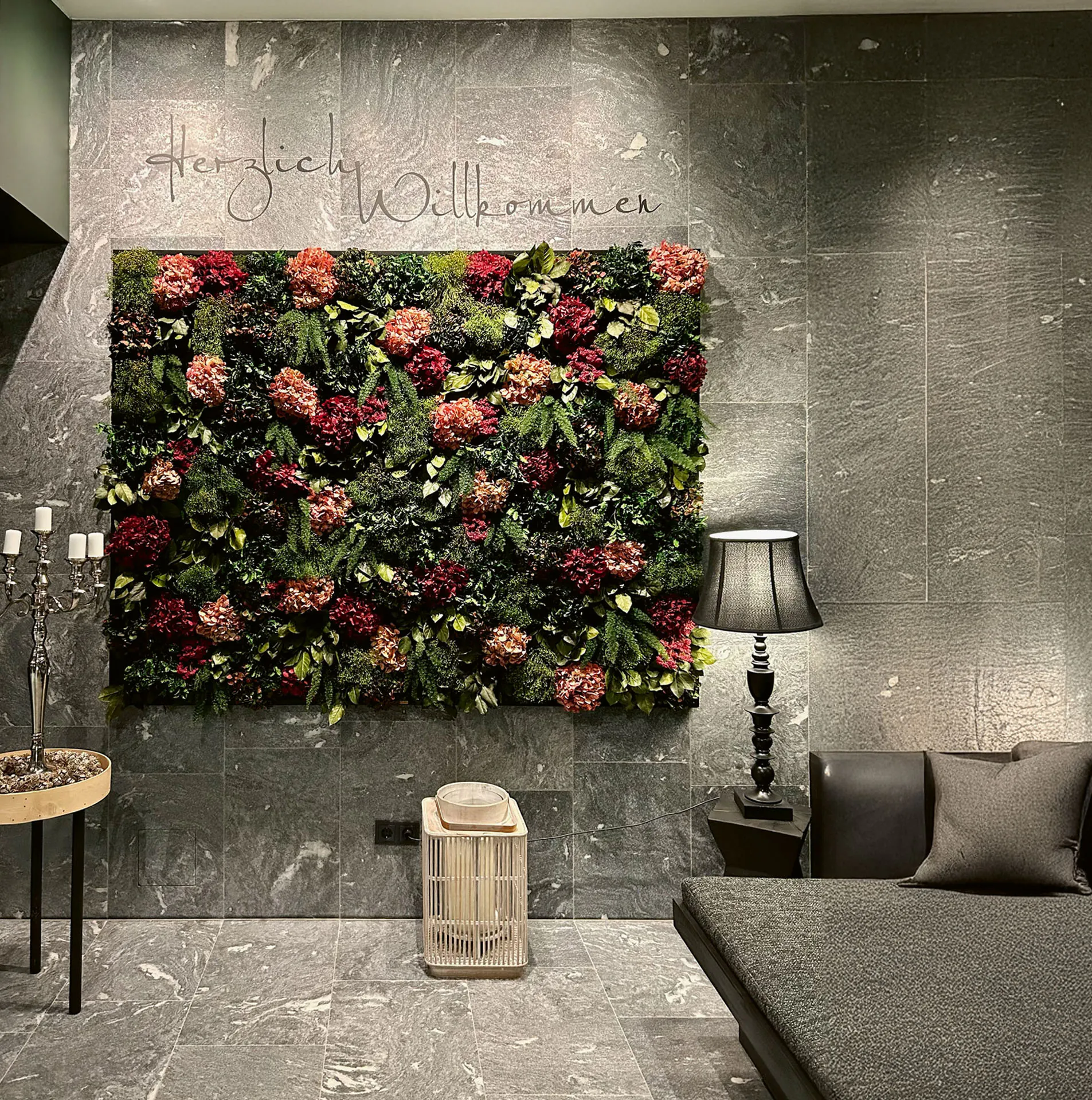 Flower Wall Showroom Reception Modern — Wall greenery by MOOSMOOS