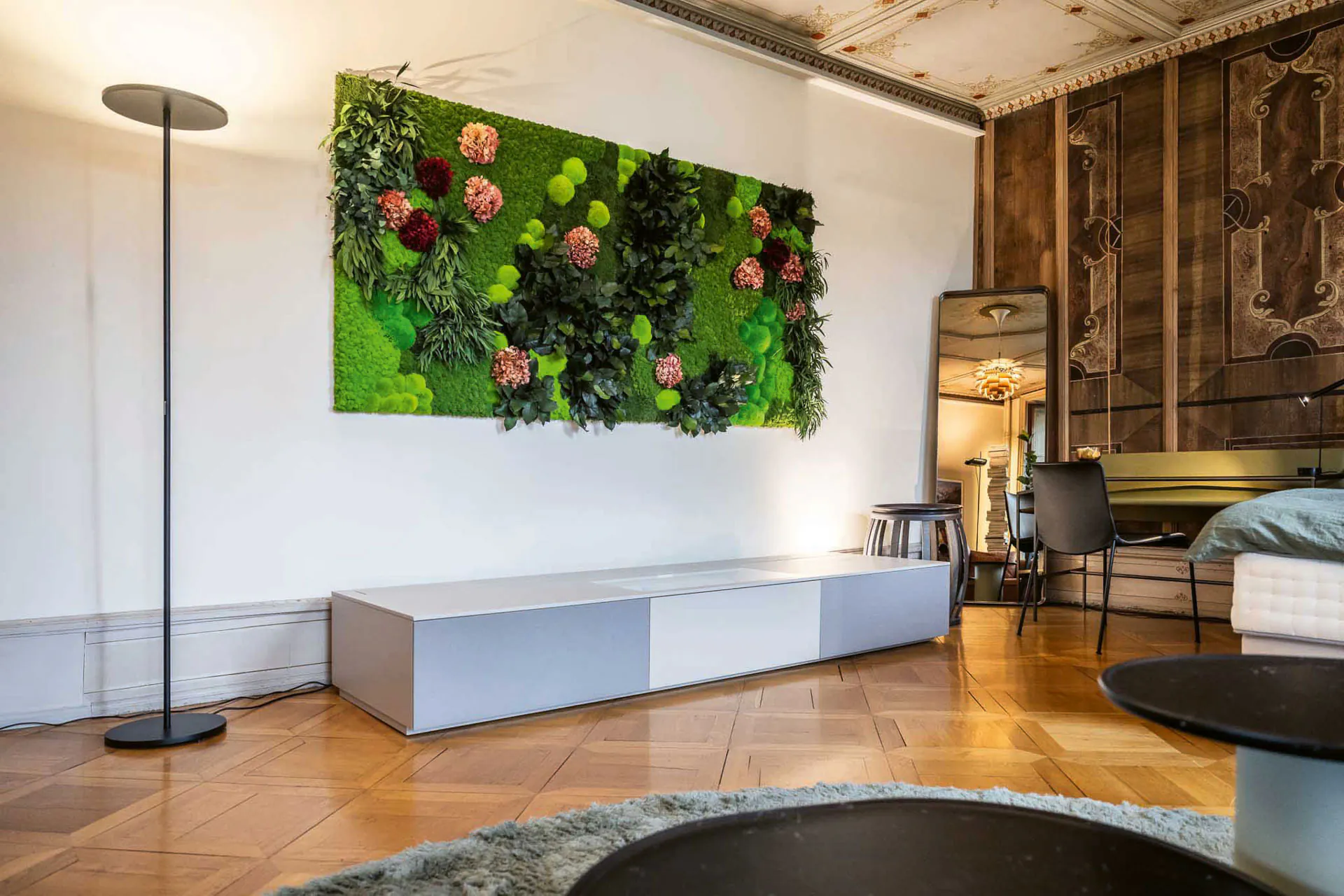 Flower Wall Showroom: Modern Interior Design — Wall greenery by MOOSMOOS