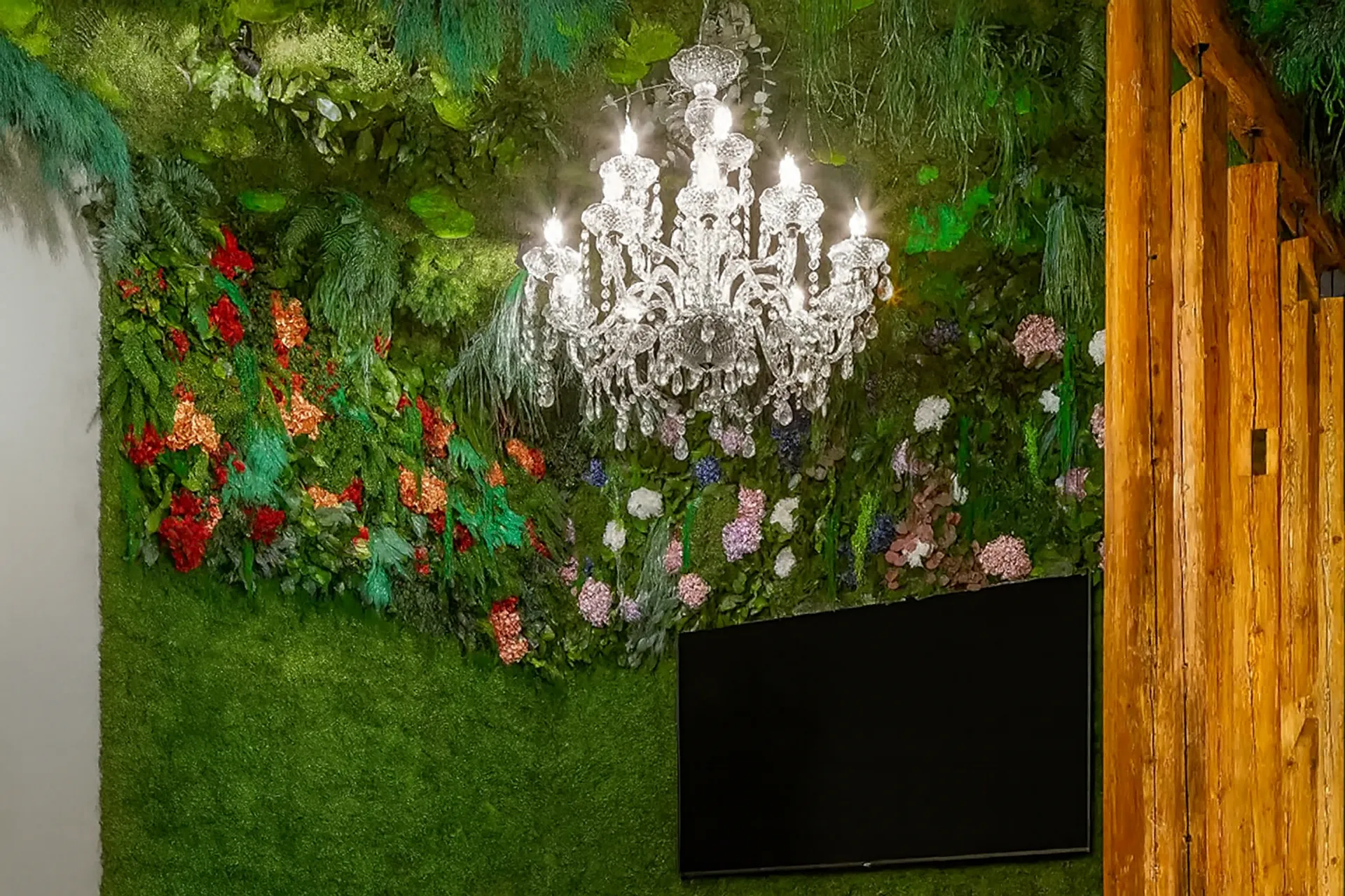 Botanical Sky: Elegant Ceiling Greenery Showroom — Ceiling greenery by MOOSMOOS