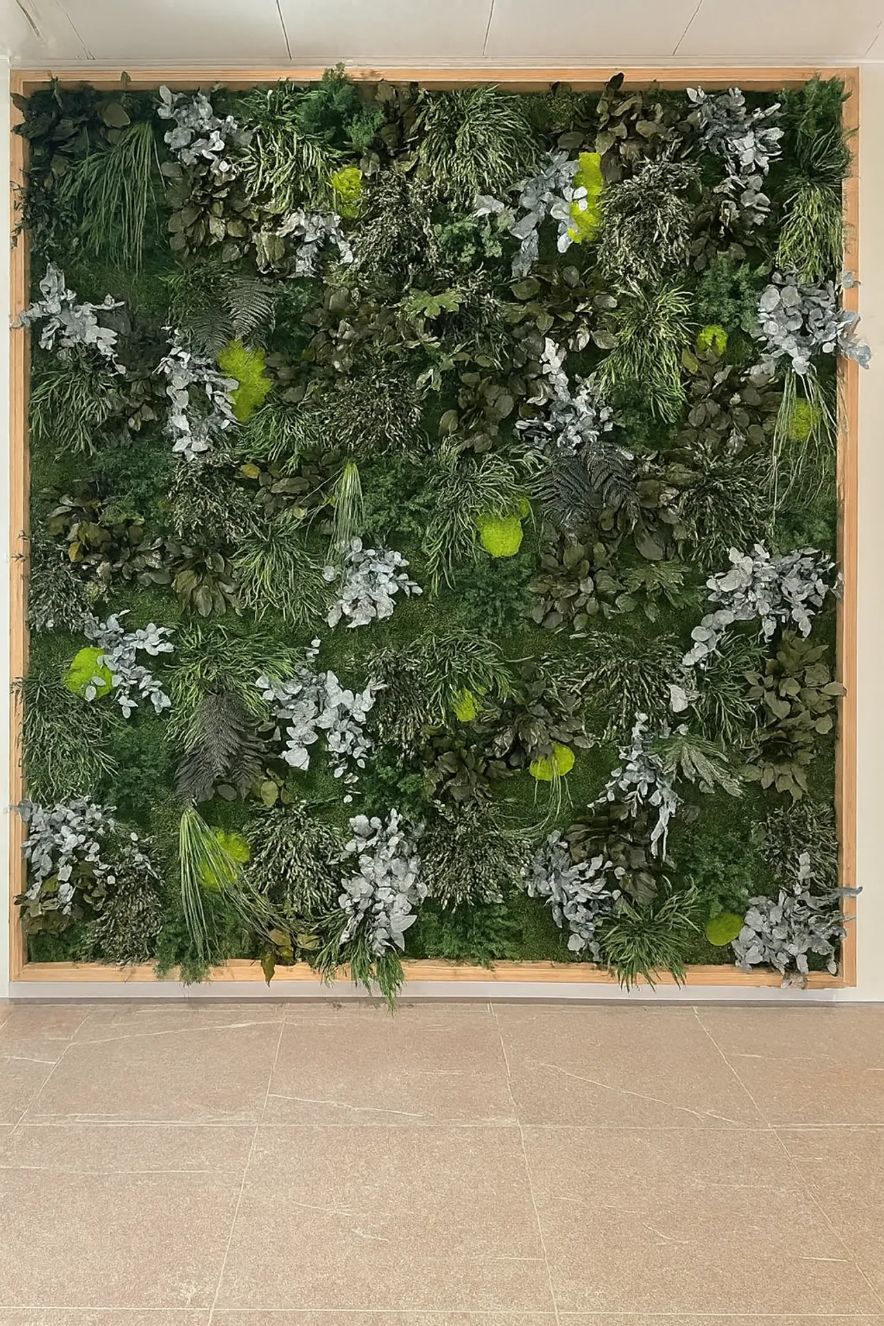 Moss wall: modern office space in green and white — Wall greenery by MOOSMOOS