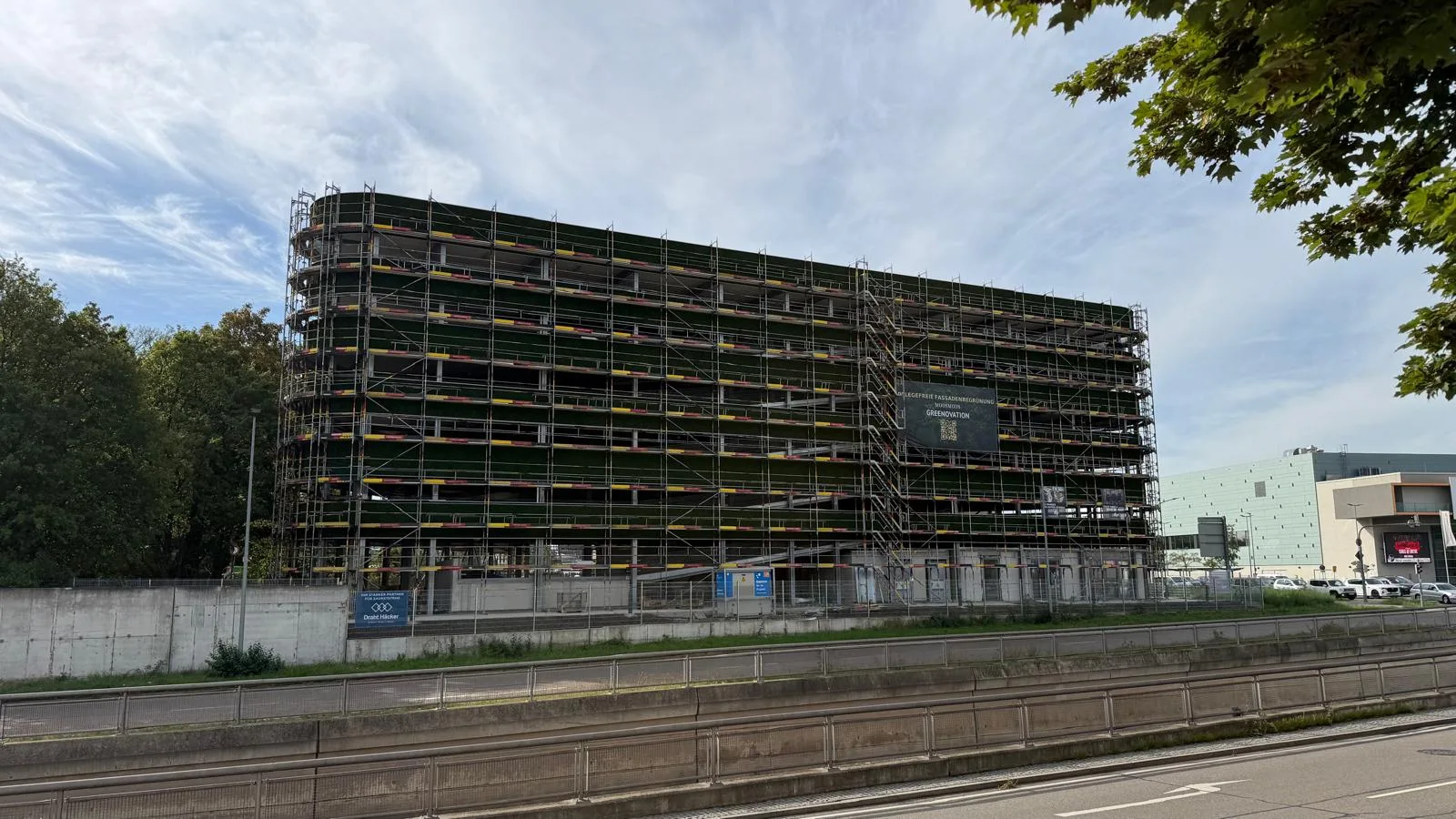 The installation of the moss façade on the multi-storey car park in Neu-Ulm