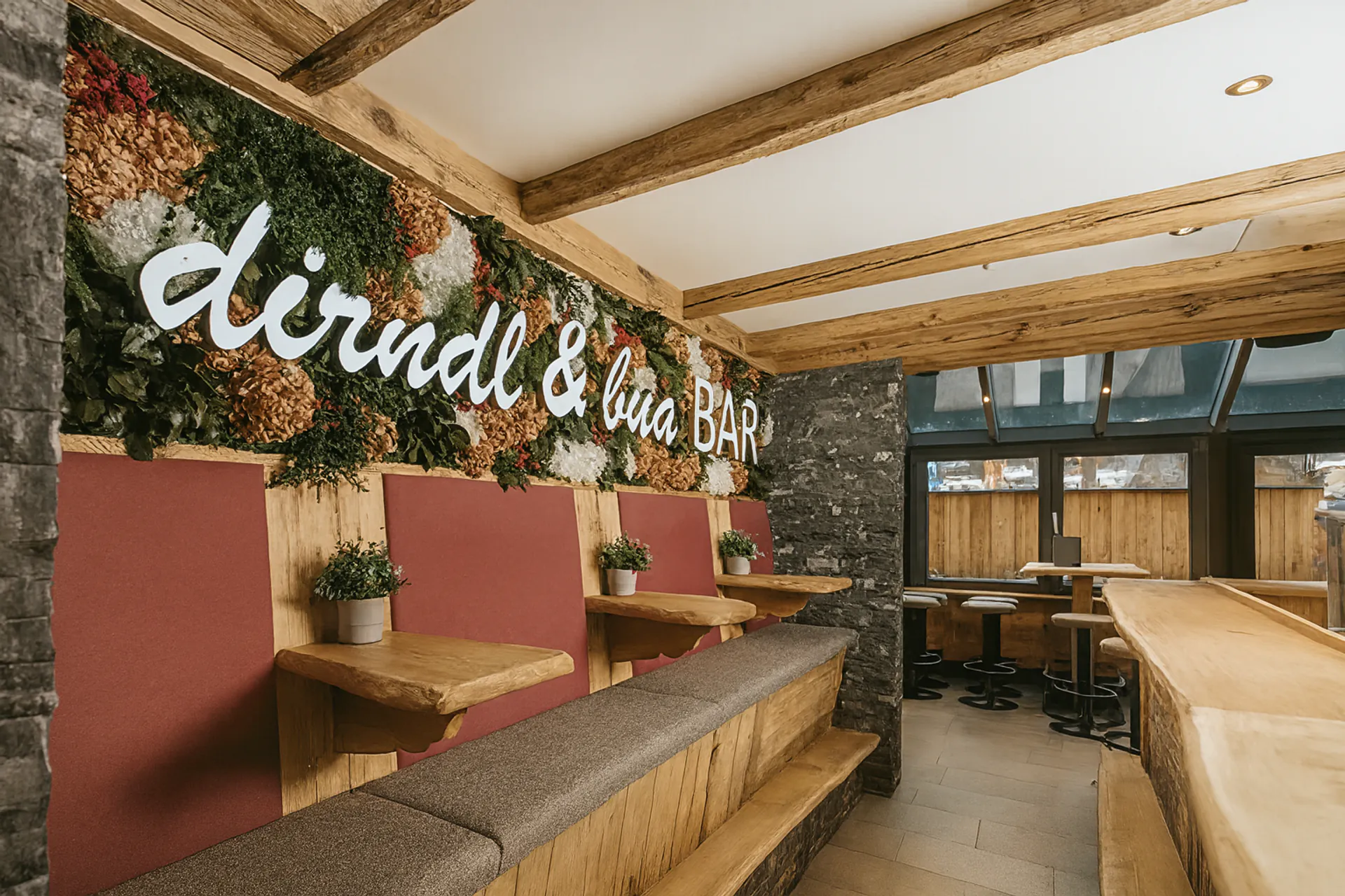 Logo made from moss featuring the ‘Bar Lounge’ lettering — Moss logo by MOOSMOOS