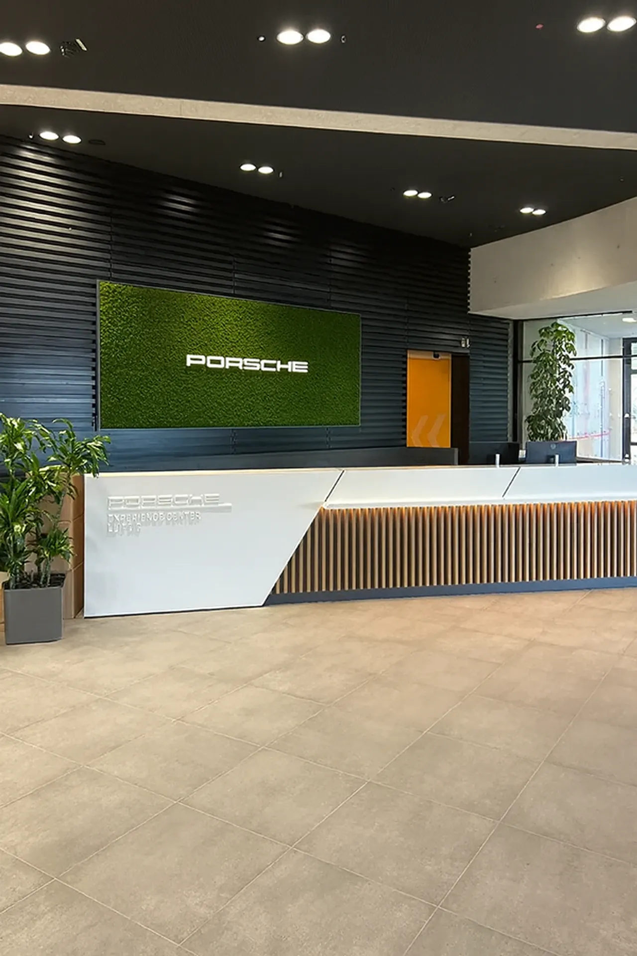Logo made of moss at the Porsche reception area in the showroom — Logo made of moss by MOOSMOOS