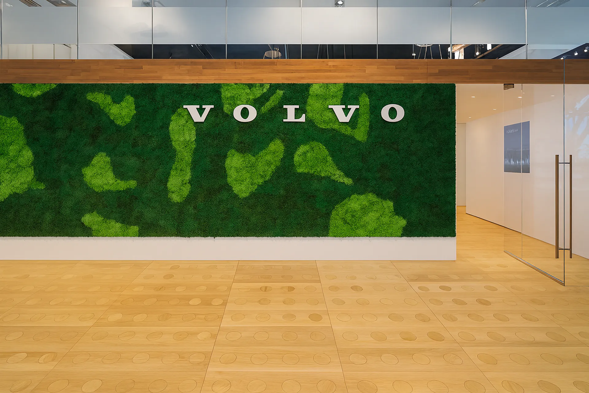 Volvo exhibition stand logo made of moss — Logo made of moss by MOOSMOOS