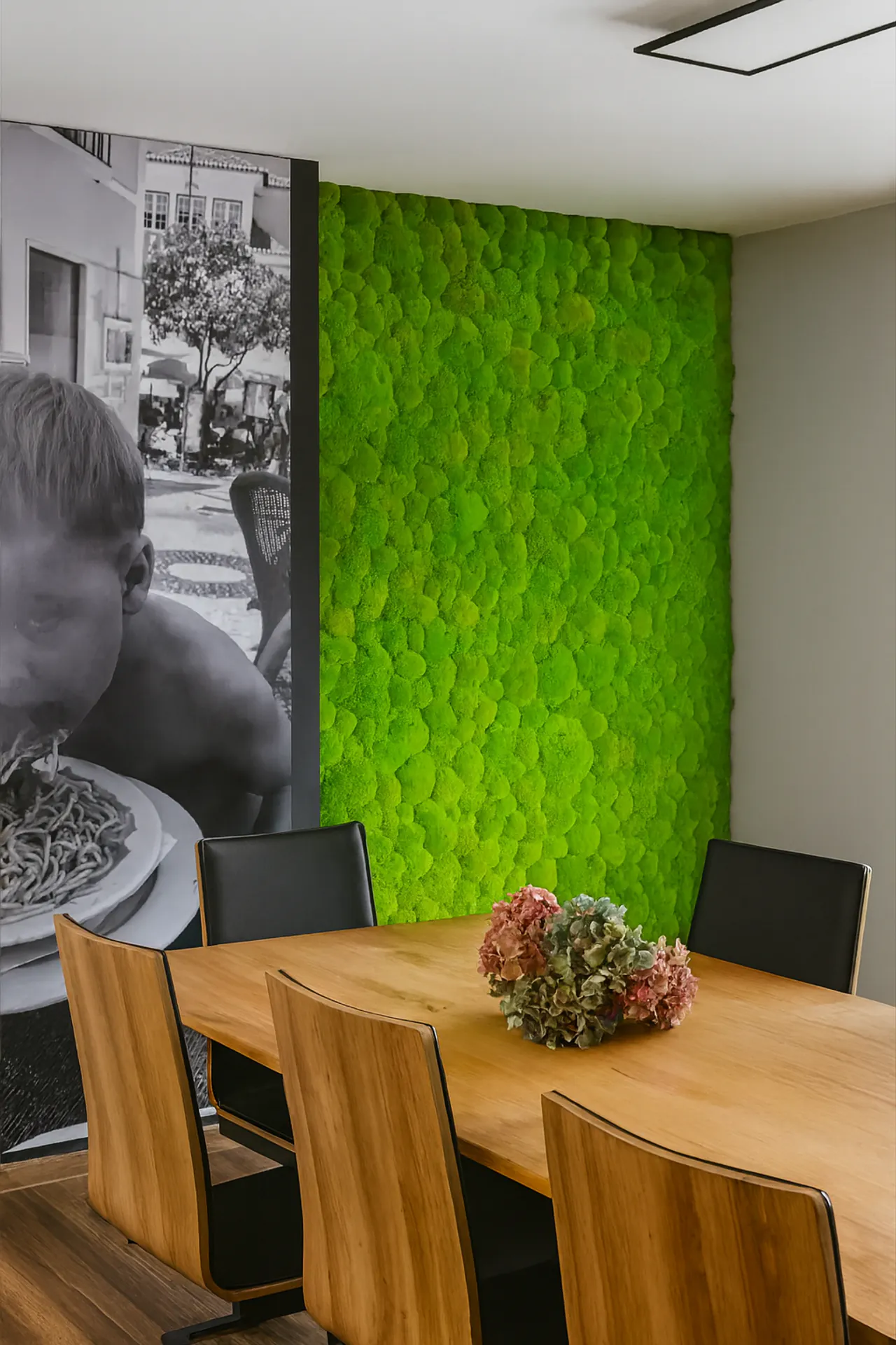 Moss wall in an office meeting room – modern interior design — Wall greenery by MOOSMOOS