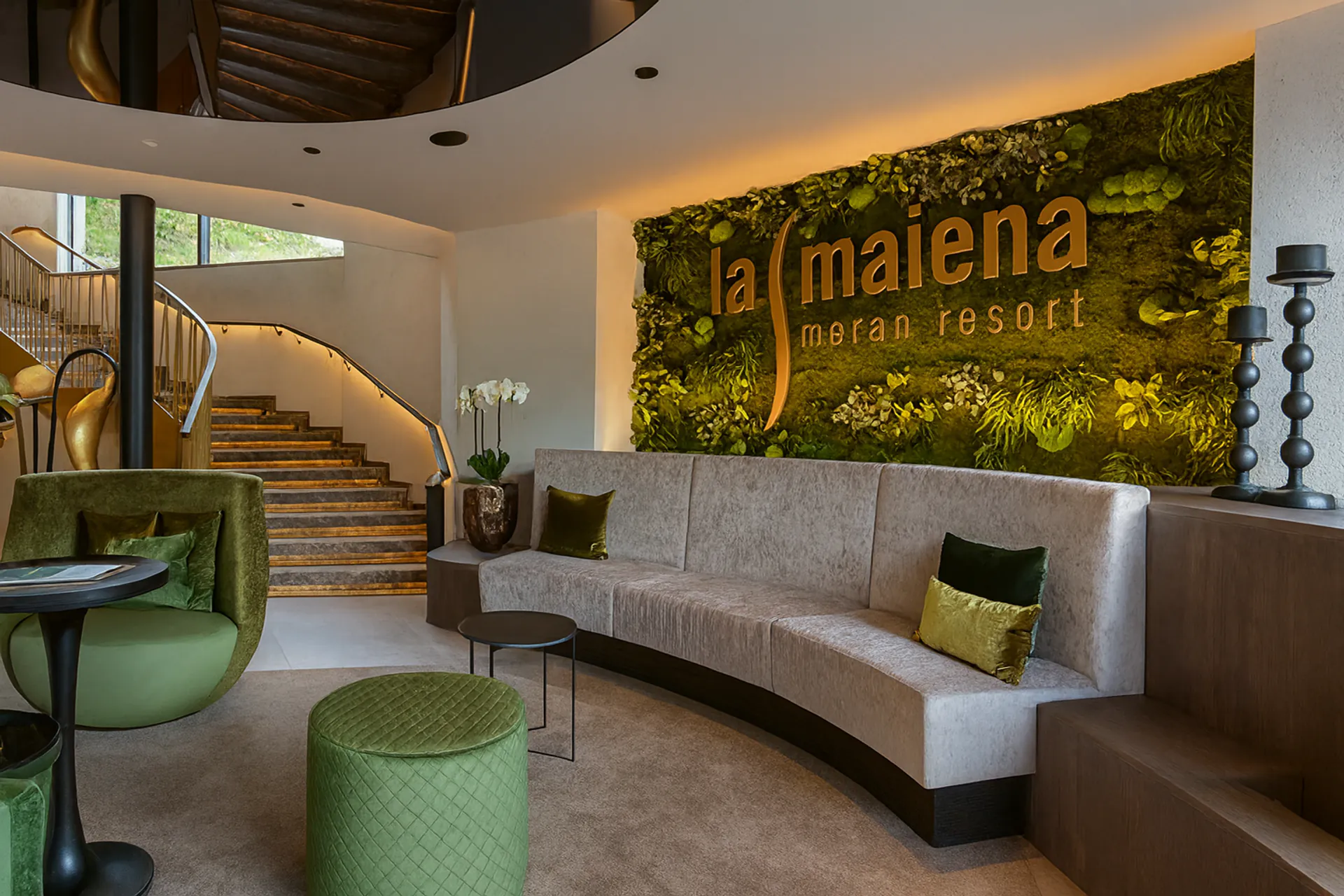 Moss wall in the hotel lobby reception area — Wall greenery by MOOSMOOS