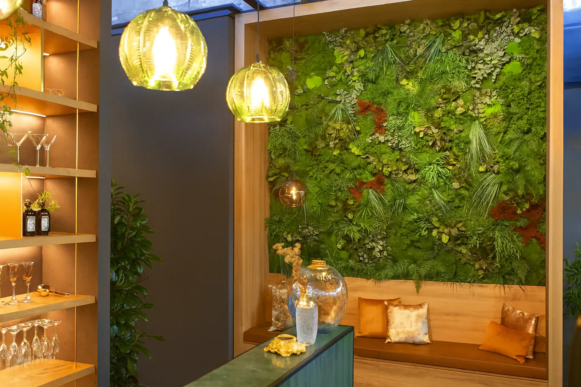 Moss wall Lounge Bar: Modern Dining — Wall greenery by MOOSMOOS