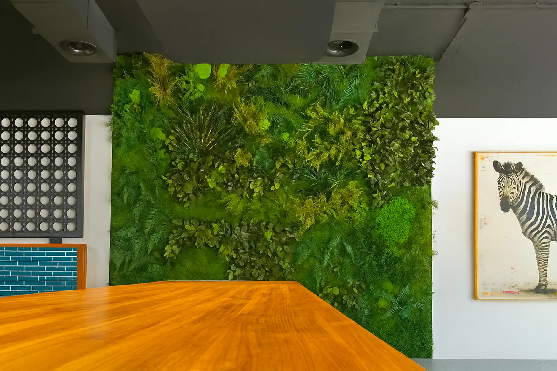 Moss wall: A modern office with greenery — Wall greenery by MOOSMOOS