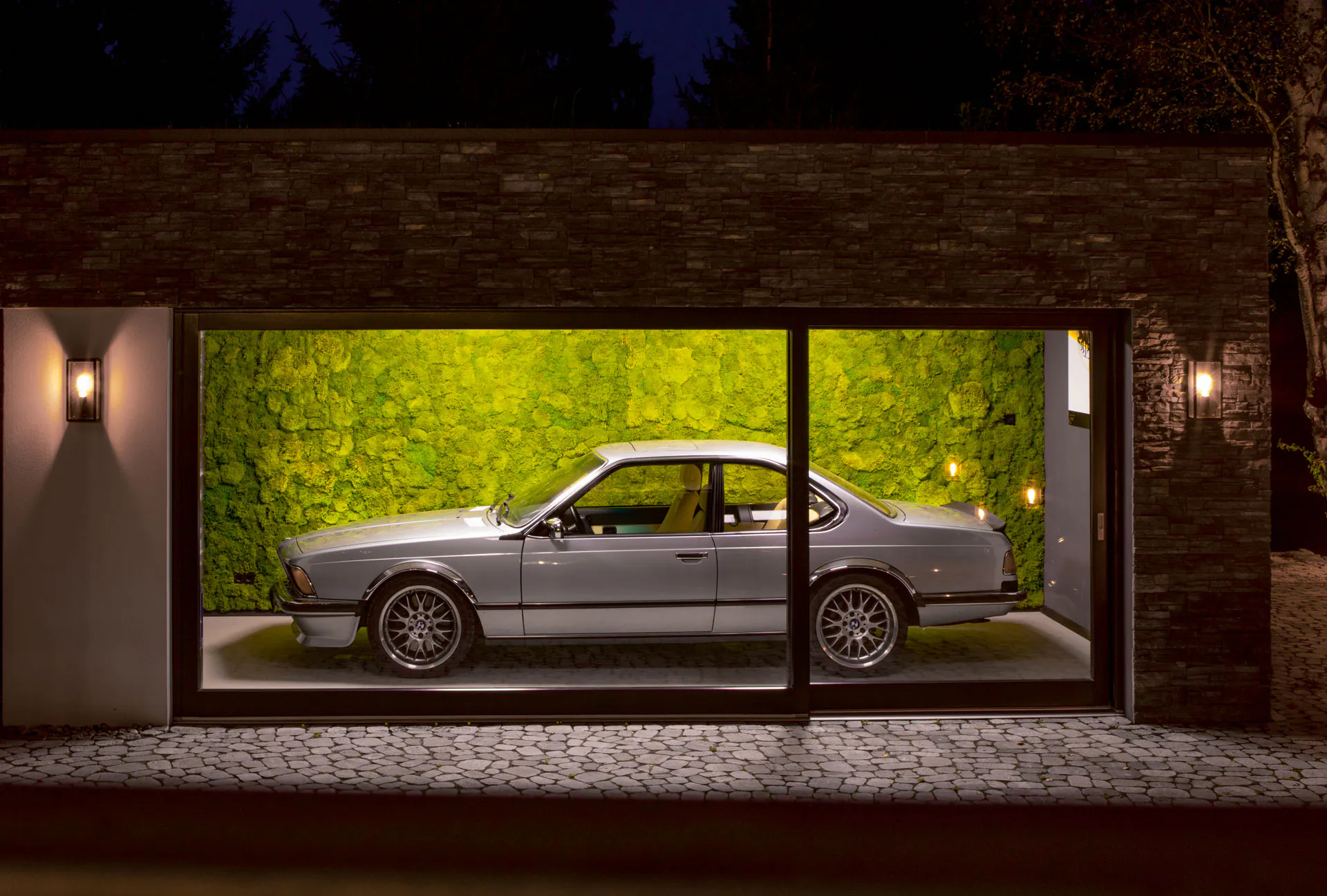 Moss wall Showroom Garage Automobil — Wall greenery by MOOSMOOS