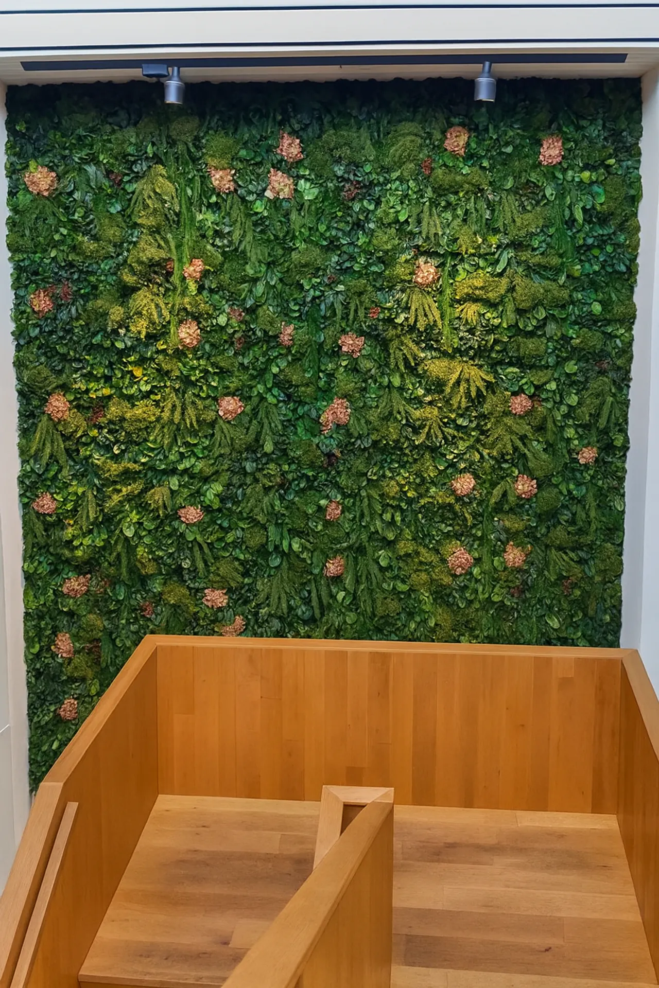 Moss wall Showroom with floral accents — Wall greenery by MOOSMOOS