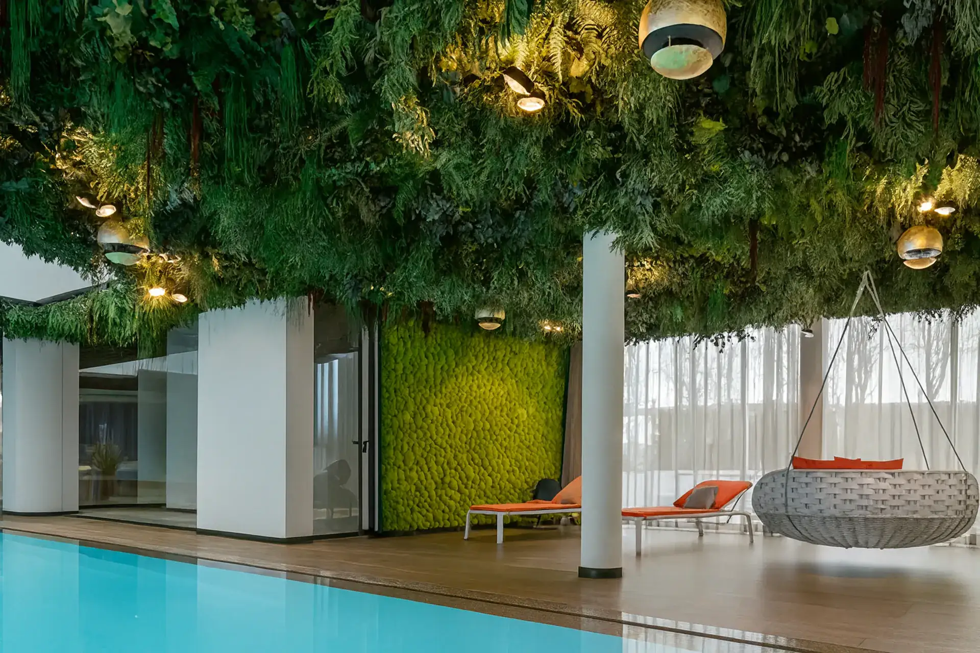 Botanical Sky Wellness Pool Area: Modern Ceiling Installation — Ceiling greenery by MOOSMOOS