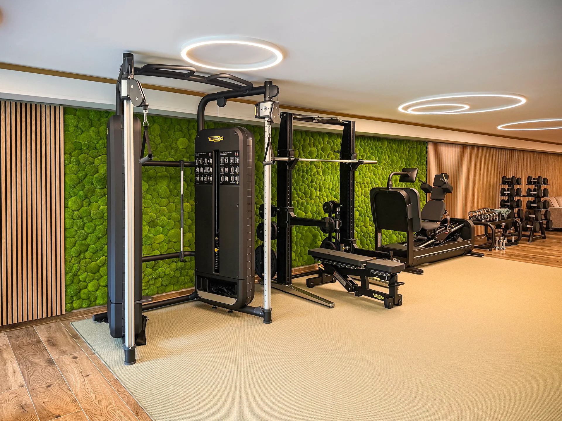 Pole Moss & Bun Moss wall in a gym — strength training · Wall greenery by MOOSMOOS