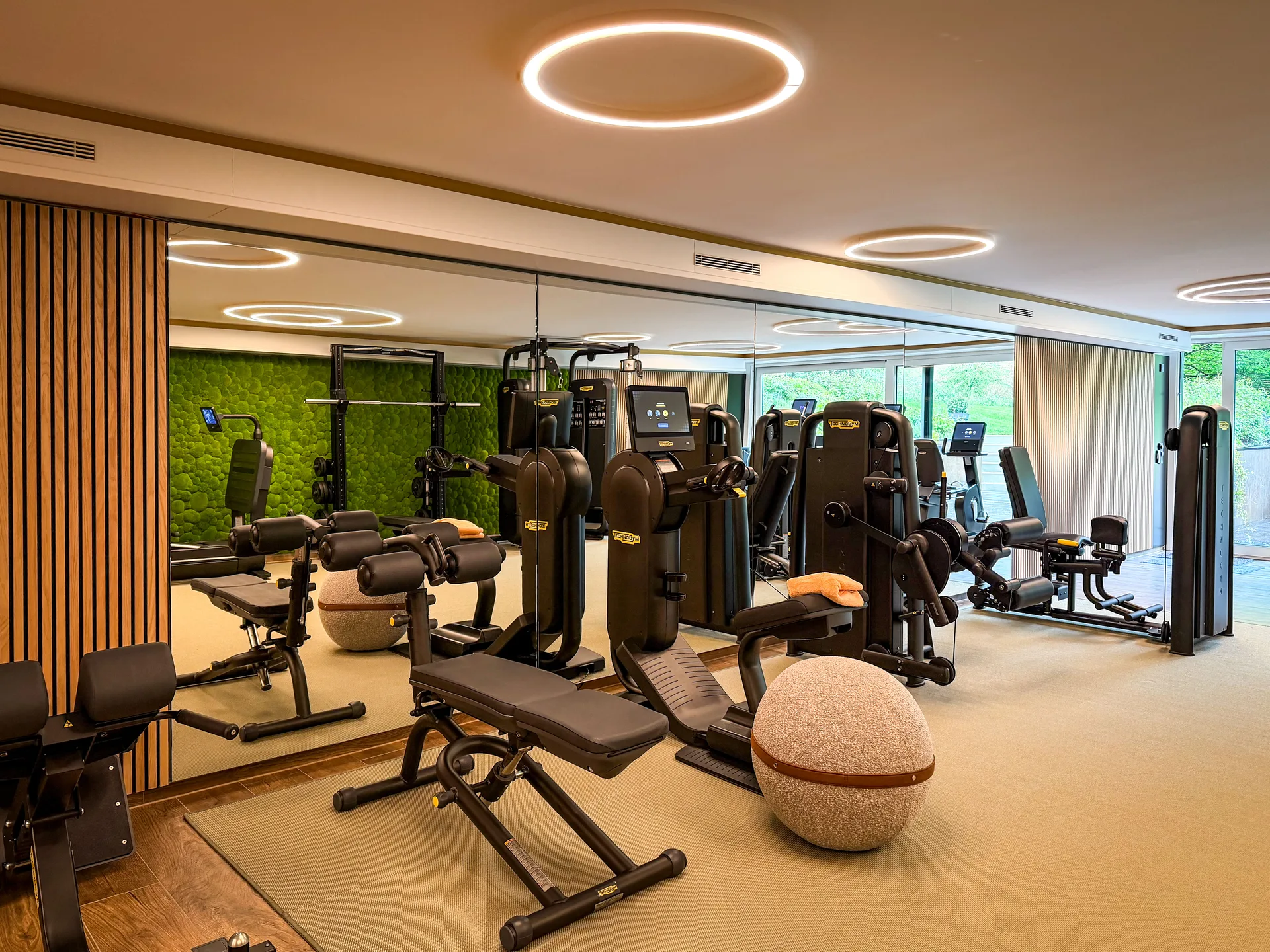 Pole Moss & Bun Moss wall in a gym — weight training equipment · Wall greenery by MOOSMOOS