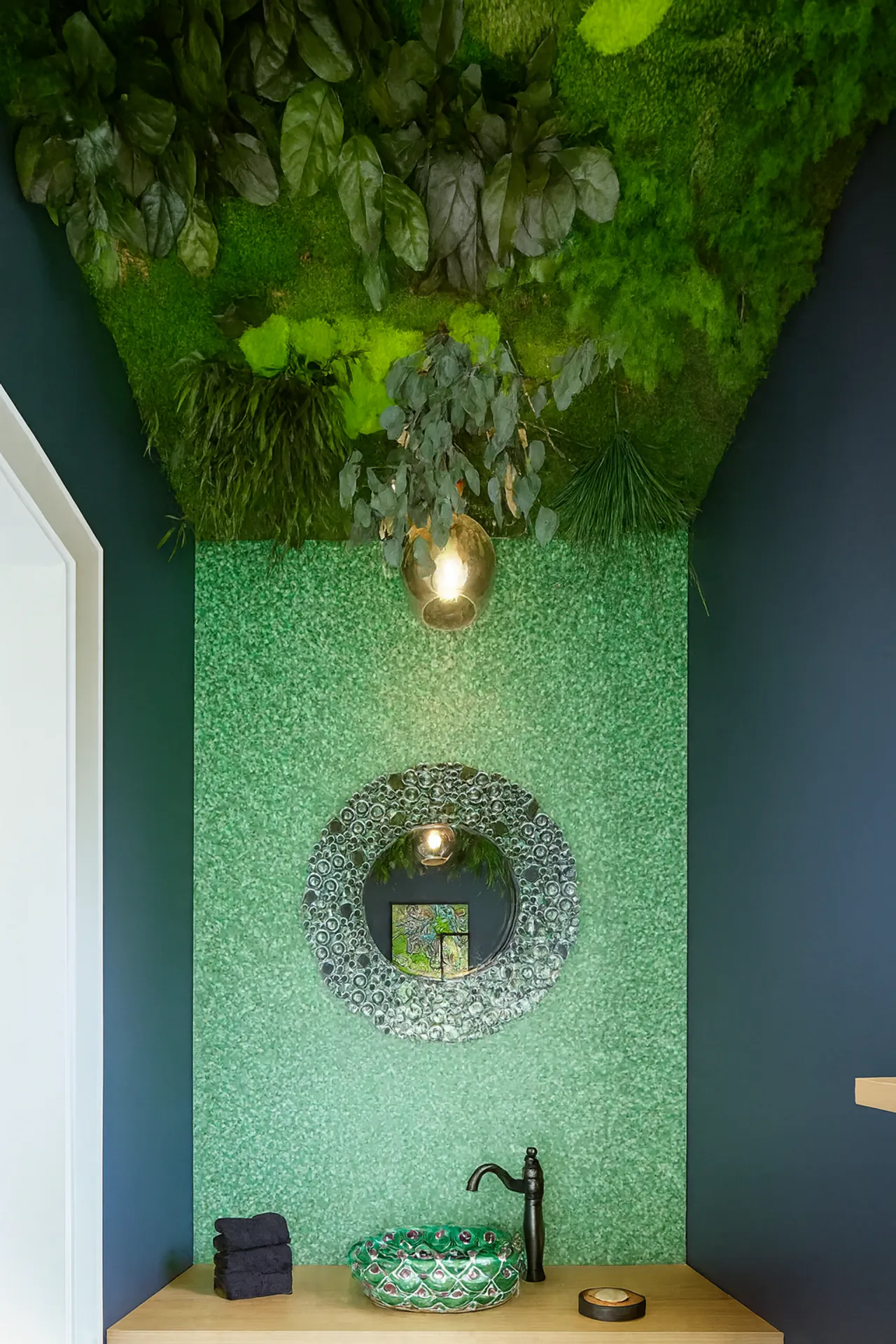 Moss ceiling at the Practice Reception — Ceiling greenery by MOOSMOOS