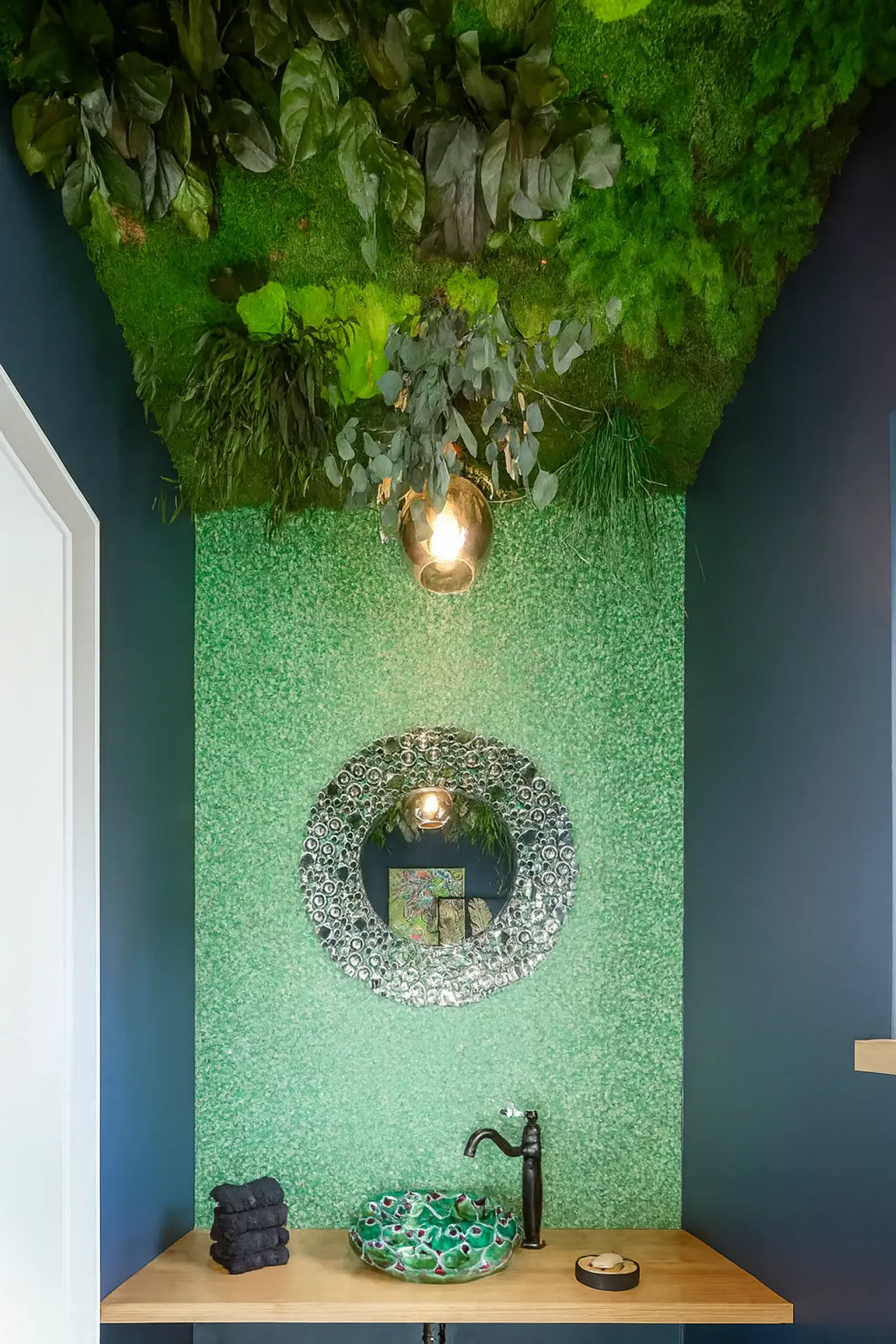 Moss ceiling: Modern Ceiling for a Medical Practice Reception — Ceiling greenery by MOOSMOOS