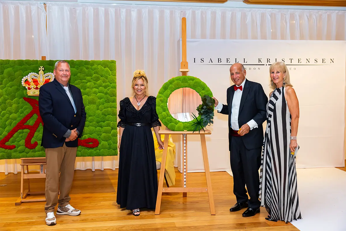 Presentation of the MOOSMOOS charity mirror featuring jungle moss to the winner of the raffle in Monaco