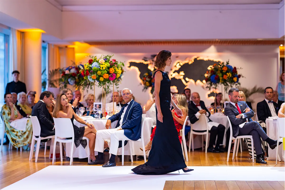 A gala atmosphere in Monaco — evening wear, floral art, the MOOSMOOS premium event