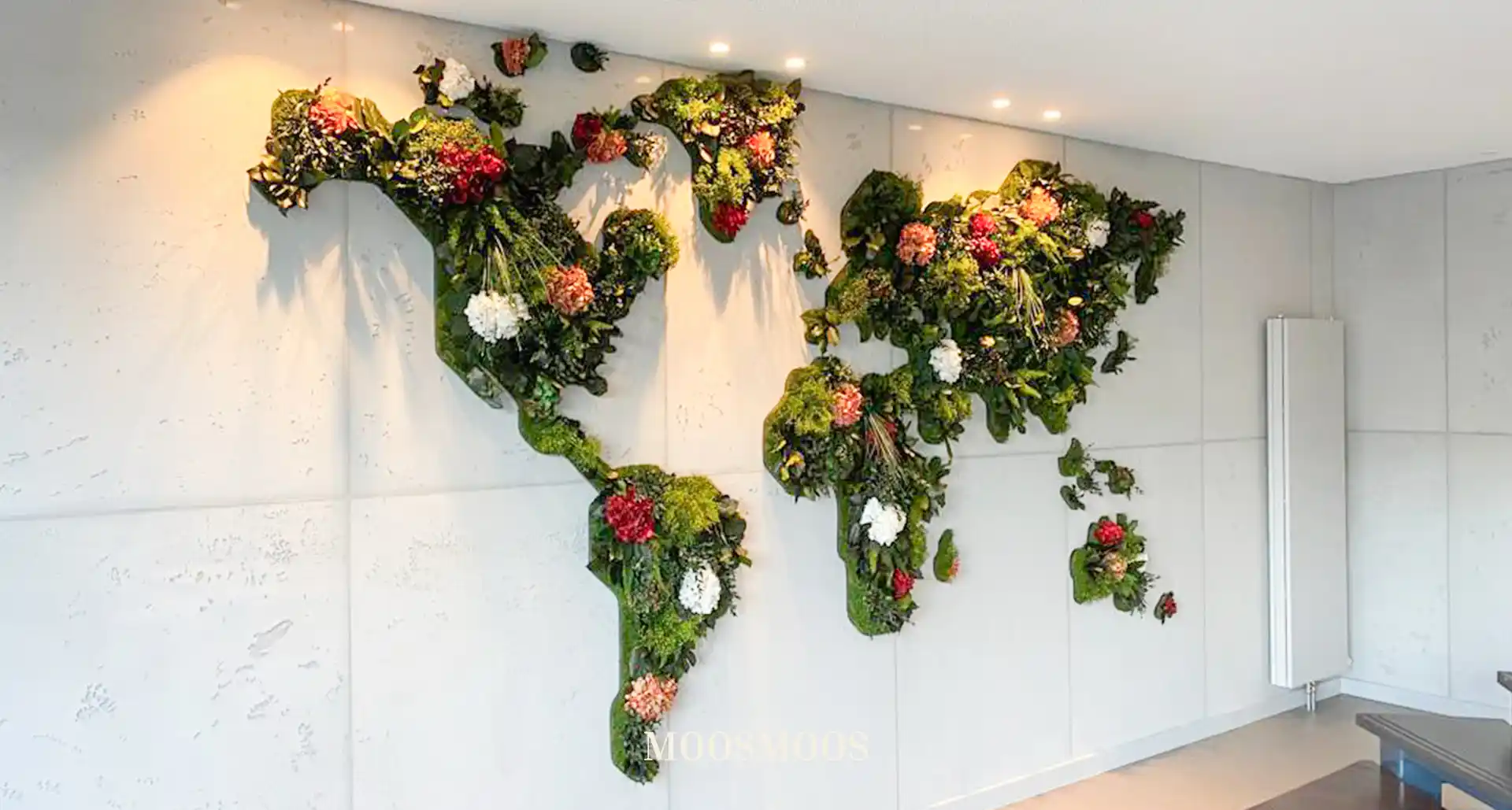 MOOSMOOS Blumenwand / Flowerwall mit echten Blumen, Pflanzen und Moosen als Weltkarte