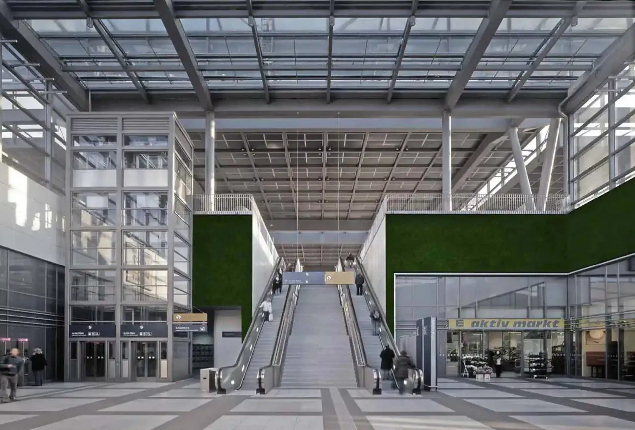 Bahnhofsgebäude mit Moosfassade