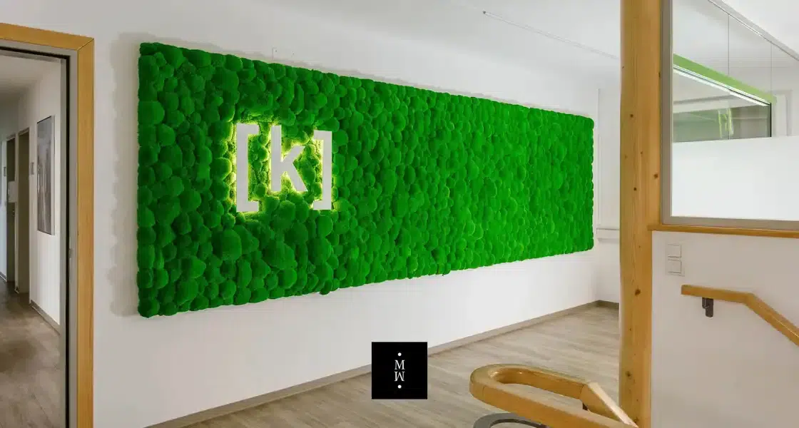 a green wall with a white letter on it