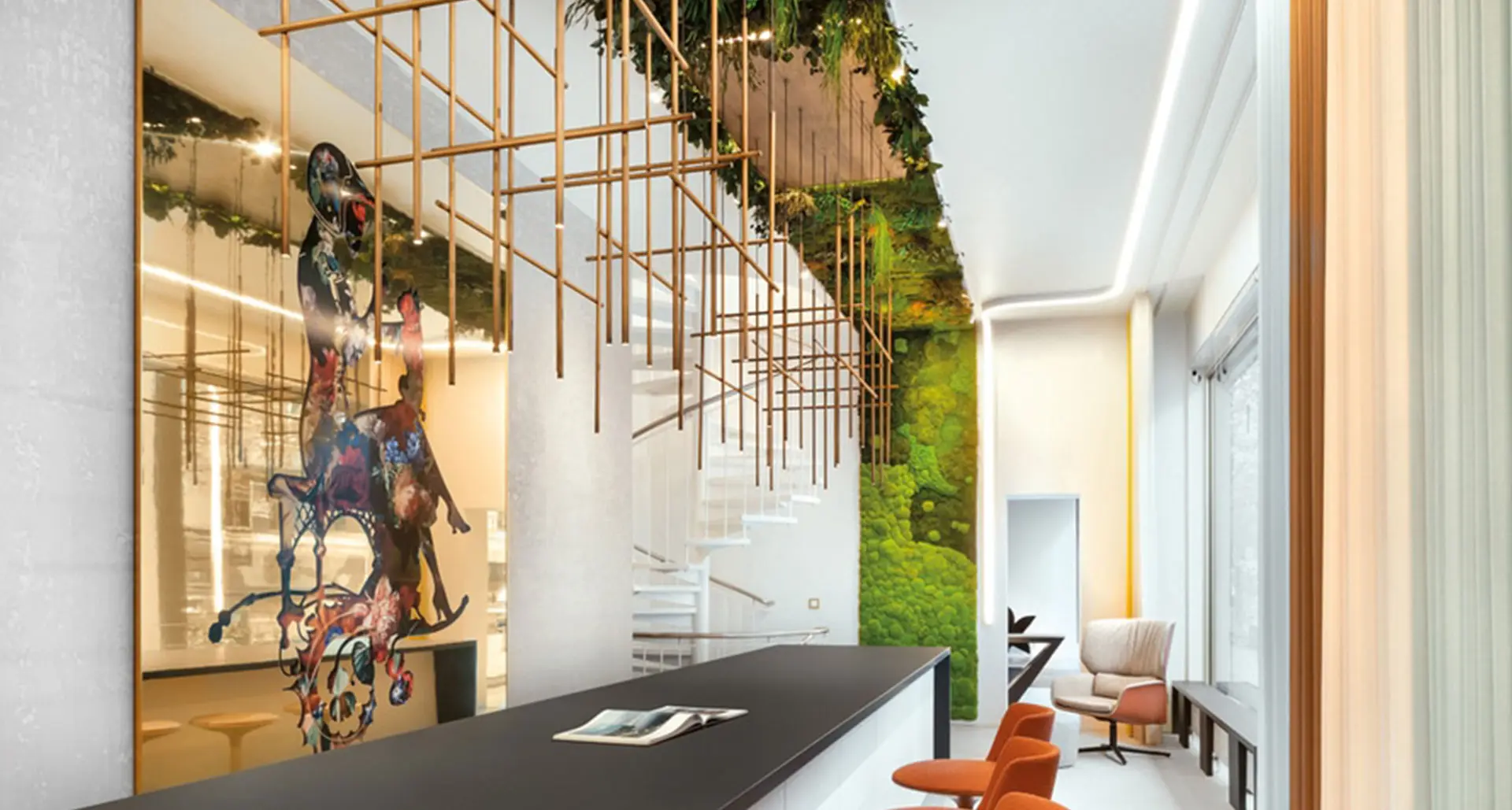 Exklusive Lounge mit großflächiger Mooswand und Dschungeldecke, kombiniert mit moderner Architektur und eleganten Sitzmöbeln für ein natürliches und stilvolles Ambiente.