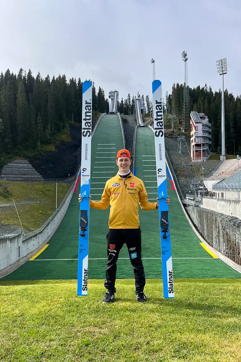 Talentierter Nordisch-Kombinierer Arne Hohlfeld mit Slatnar Sprungski vor Granåsen-Schanze, MOOSMOOS Athlet symbolisiert Balance wie Mooswand kaufen für Work-Life-Balance