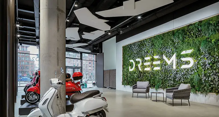 Begrünte Wand aus Moos im Dreems E-Mobilities Showroom, gestaltet von moosmoos