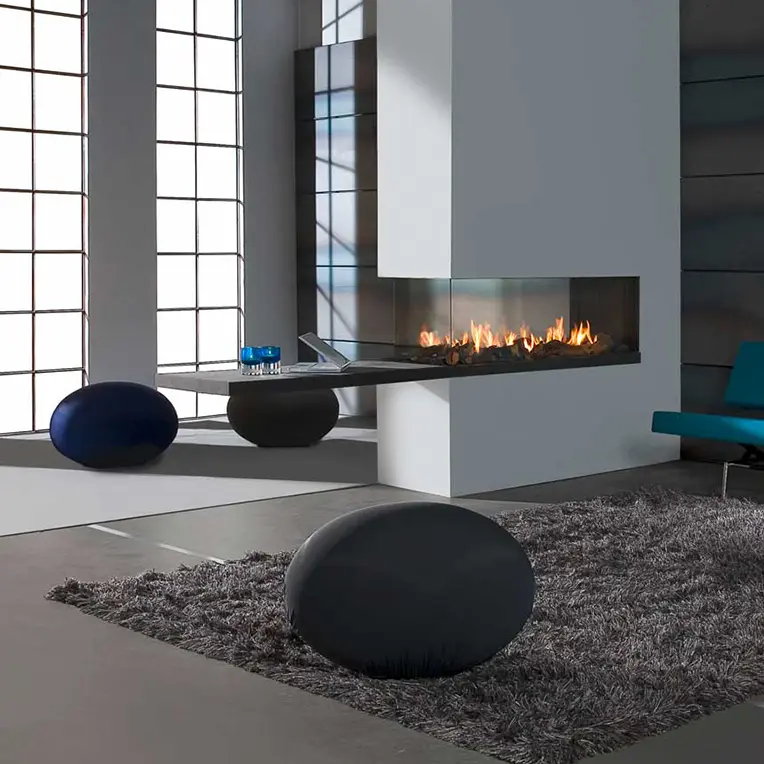 Moderner DUIS Durchsichtkamin als Raumteiler in minimalistischem Interieur mit Designer-Möbeln, Premium-Verbund Mallorca MOOSMOOS