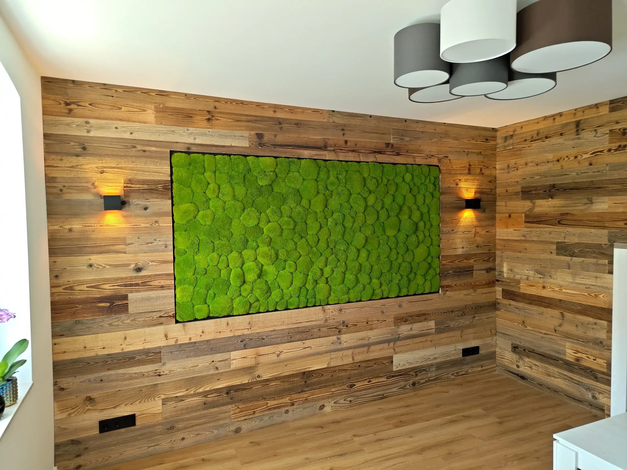 Rechteckiges Bild aus Ballenmoos von MoosMoos, eingebettet in eine Holzwand im Wohnzimmer, moderne und natürliche Wandgestaltung mit Moos.