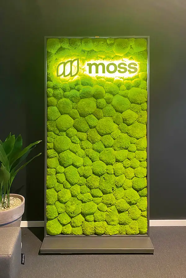 Leuchtender MoosMoos Raumteiler, modernes Bild aus Moos mit Firmenlogo für repräsentative Innenräume