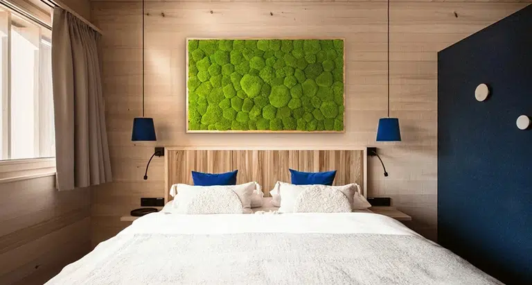 Natürliches Bild aus Moos über dem Bett – stilvolles Moosmoos-Wanddesign für Schlafzimmer