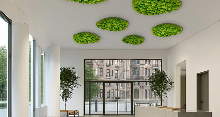Decke aus Moos mit runden Moos-Elementen von MoosMoos – nachhaltiges Deckendesign für Büro und Empfangsbereich.
