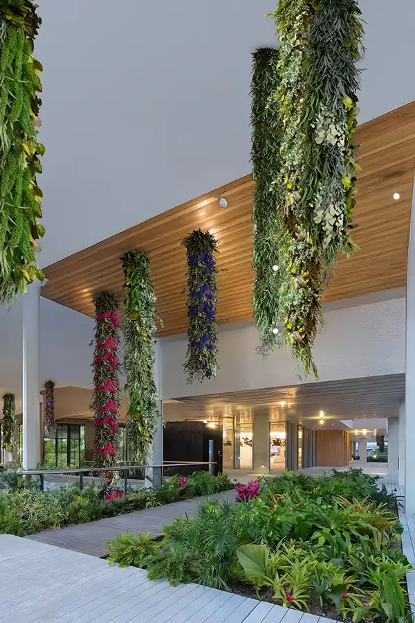 Halb-offener Bereich mit Holzdecke und farbenfrohen hängenden Moos- und Pflanzeninstallationen von MoosMoos, inspiriert von modernen Hanging Gardens