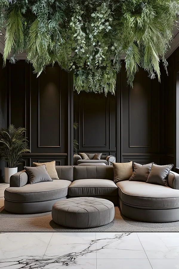 Exklusive MoosMoos Decke aus Moos als hängende Installation im modernen Wohnzimmer mit luxuriösem Sofa.