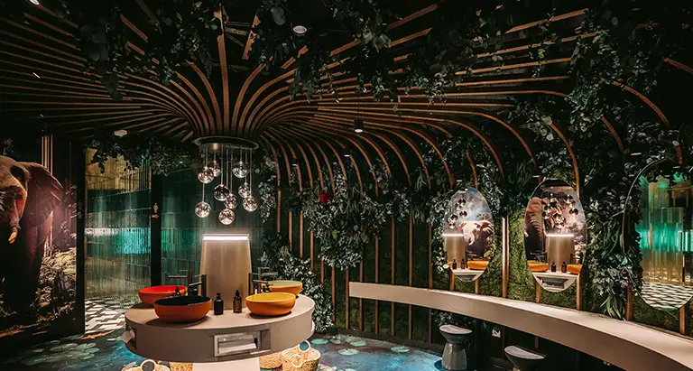 Luxuriöser Spa-Bereich mit organischer Decke aus Moos und Wand aus Pflanzen von MoosMoos.