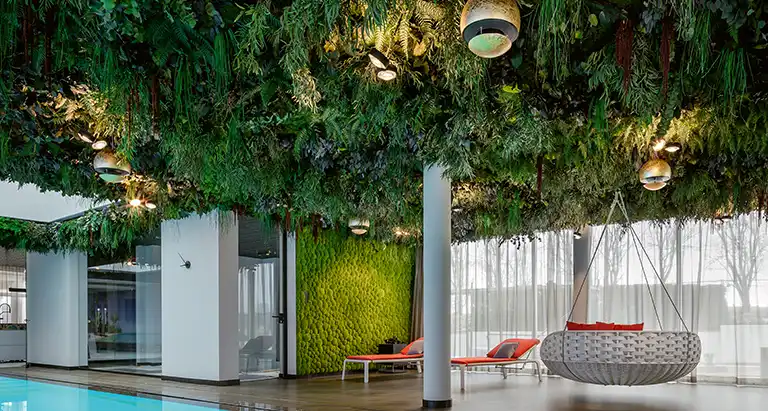 Begrünte Decke aus Moos kombiniert mit einer Wand aus Moos von MoosMoos im luxuriösen Spa- und Poolbereich.