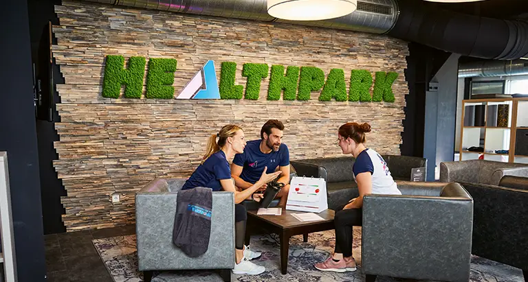 Moderne Wand aus Moos mit Healthpark Logo, umgesetzt von moosmoos für ein gesundes Raumklima