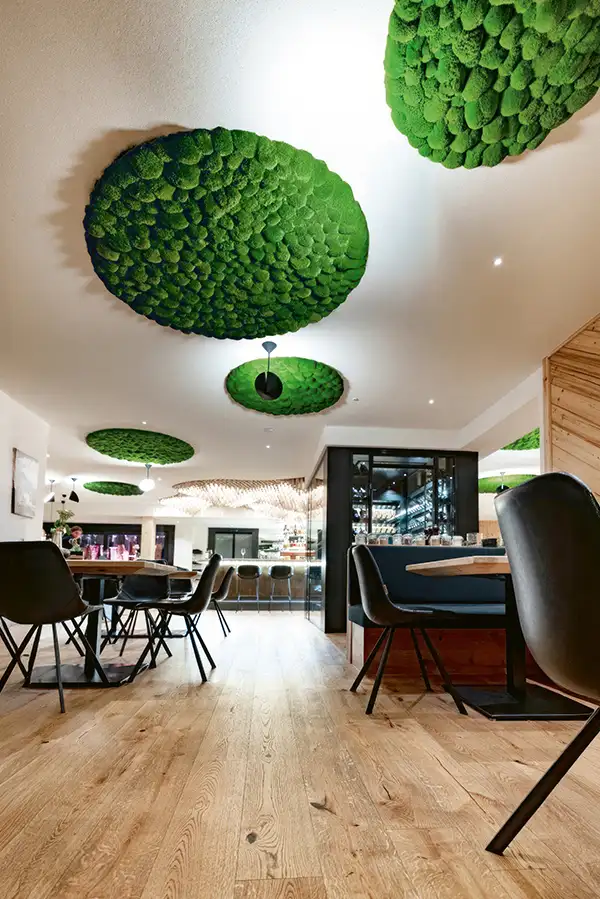 Paneel aus Moos von MoosMoos als Akustikelement und Designhighlight in einem Restaurant.