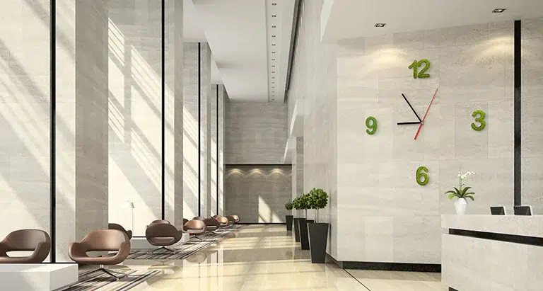 Wand aus Moos mit Schriftzug im Café als dekoratives Highlight, umgesetzt von MoosMoos.