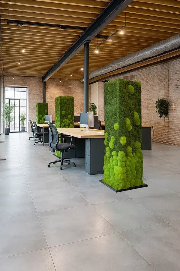 Moderne MoosMoos Stelen als Wand aus Moos in einem offenen Büro, ideal als Raumteiler und Akustikelement.
