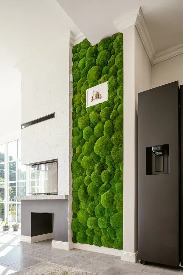 Küche mit Kamin und dekorativer Wand aus Ballenmoos von MoosMoos, modernes nachhaltiges Naturdesign im Innenbereich