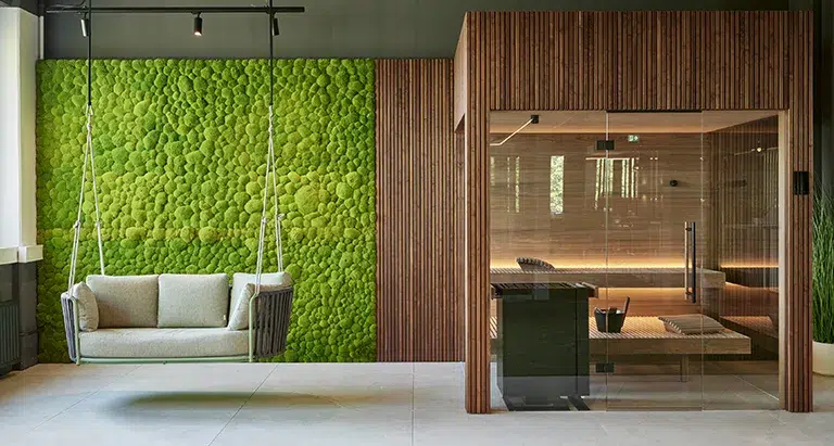 Wellnessbereich mit Schaukel, Holzverkleidung und einer dekorativen Wand aus Ballenmoos von MoosMoos, modernes Naturdesign für Sauna und Spa