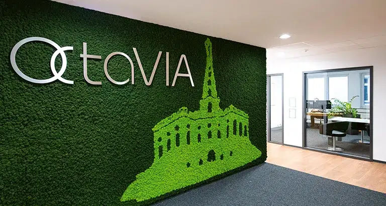 Büro Flur mit Mooswand von MoosMoos, integriertem Logo Octavia und Motiv einer Sehenswürdigkeit, modernes nachhaltiges Interior Design
