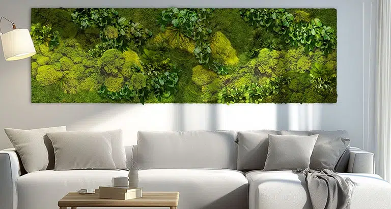 Helles Wohnzimmer mit großem rechteckigen Bild aus Moos über dem Sofa, MoosMoos Wanddekoration.