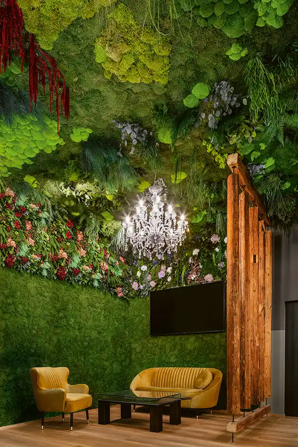 Exklusive Lounge mit Wand aus Moos und farblich akzentuierter Moosdecke – nachhaltige MoosMoos Innenarchitektur
