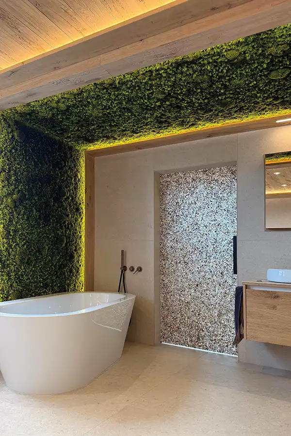 xklusives Badezimmer mit freistehender Badewanne, Wand und Decke aus Moos von MoosMoos, nachhaltiges Naturdesign für Wellnessräume