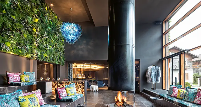 Moderne Hotellobby mit großflächiger Wand aus Moos von MoosMoos, kombiniert mit exklusiver Innenarchitektur.