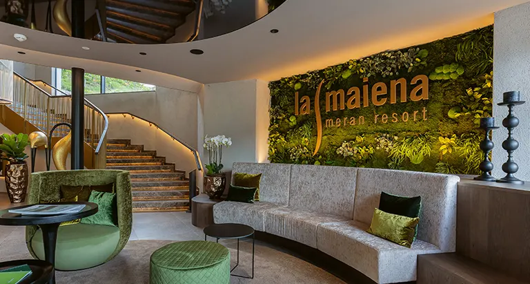 Design-Wand aus Moos von MoosMoos im La Maiena Meran Resort – stilvolle grüne Mooswand im Hotel-Lounge-Bereich.